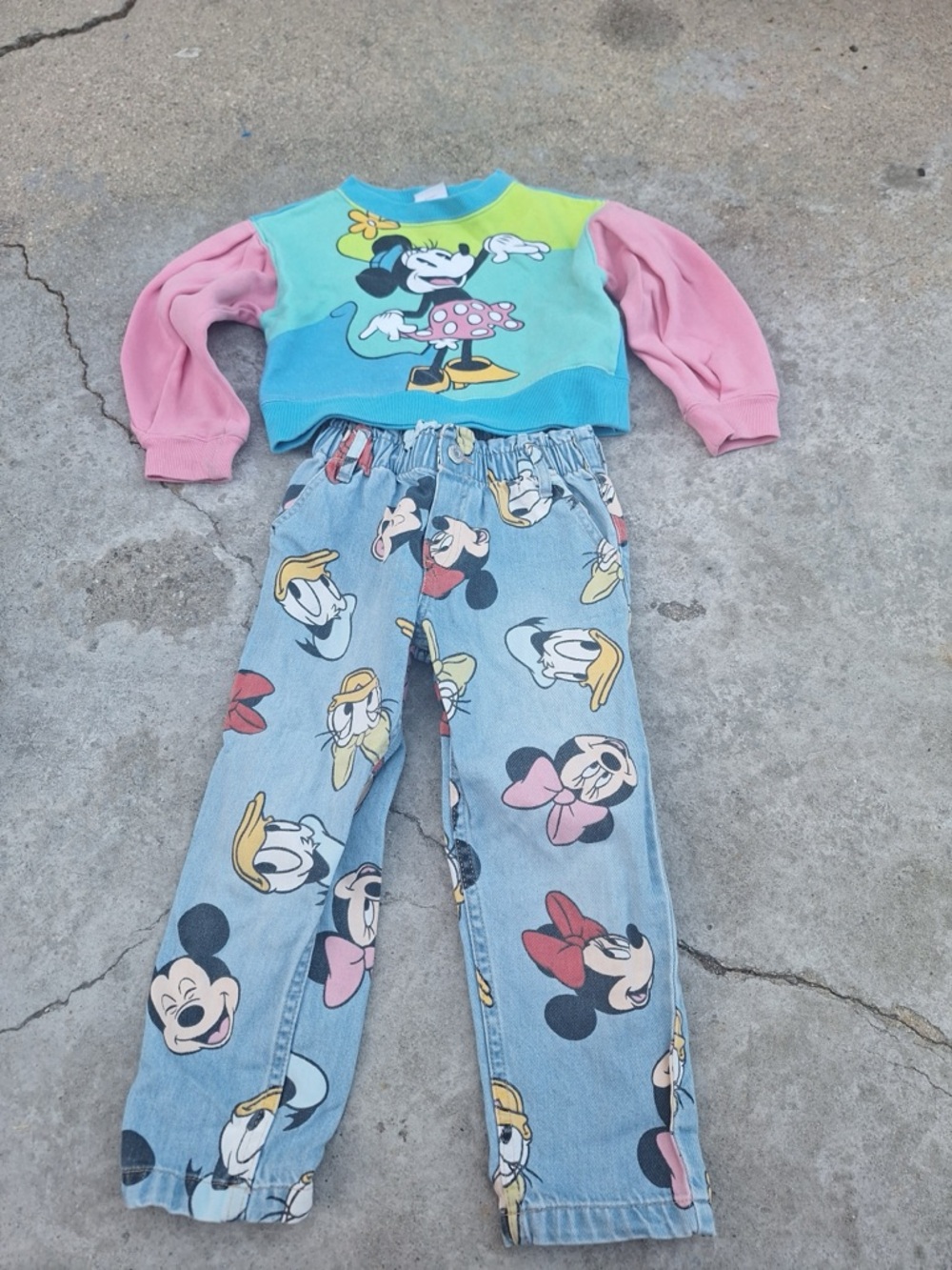 Disney Girls Multicolor Minnie Mouse Sweatshirt & Light Blue Mickey Denim Pants